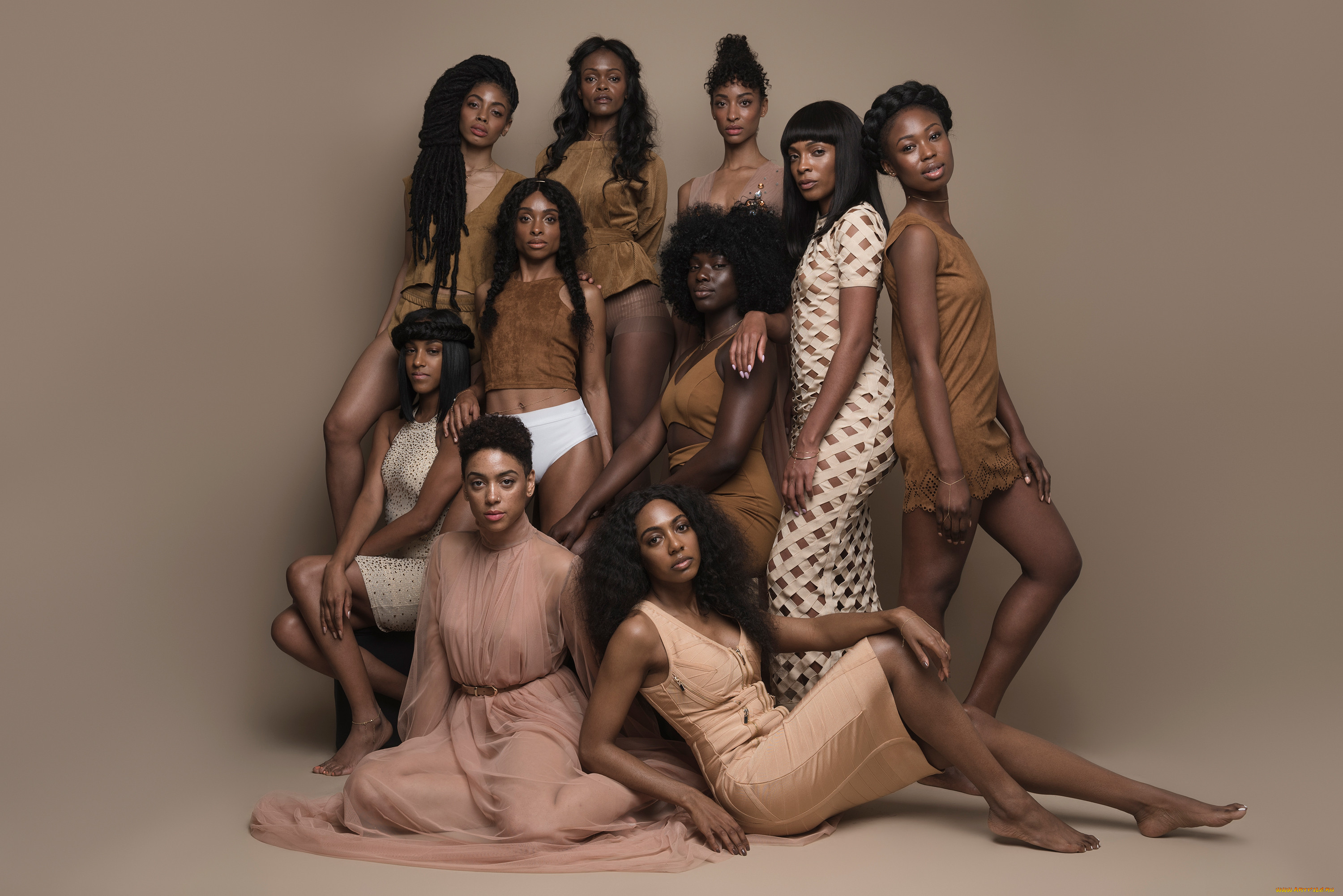 Негритянки издеваются. Группа темнокожих девушек. Темнокожая модель. Много разных девушек. Группы афроамериканских девушек.